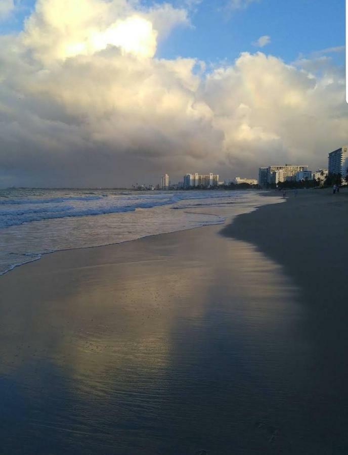 Beach Front Apt 4 at Isla Verde Tower Appartement San Juan Buitenkant foto